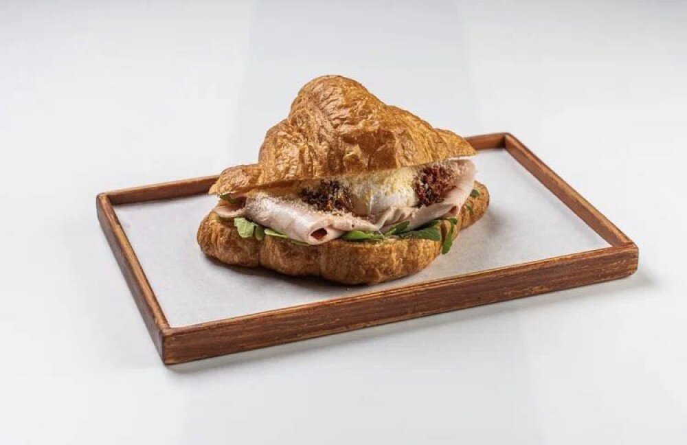 Круассан с Мортаделлой и соусом Песто