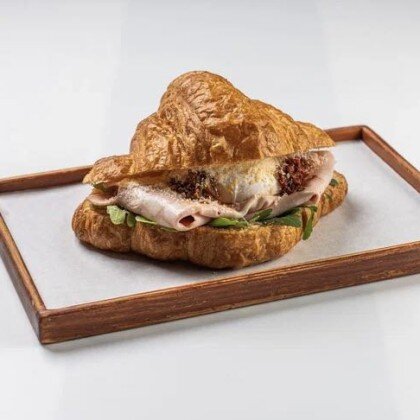 Круассан с Мортаделлой и соусом Песто