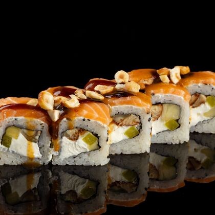 Ролл с лососем и угрём