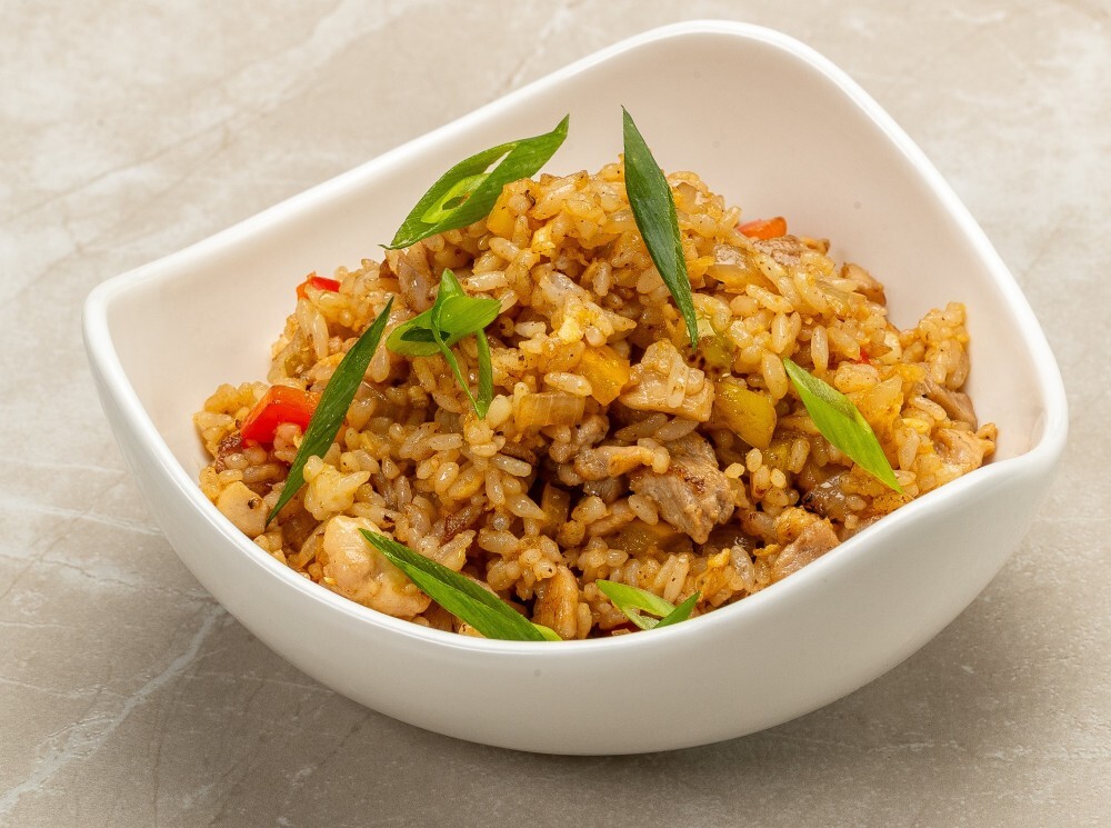 Жареный рис с курицей