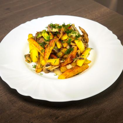 Жареный картофель с вешенками