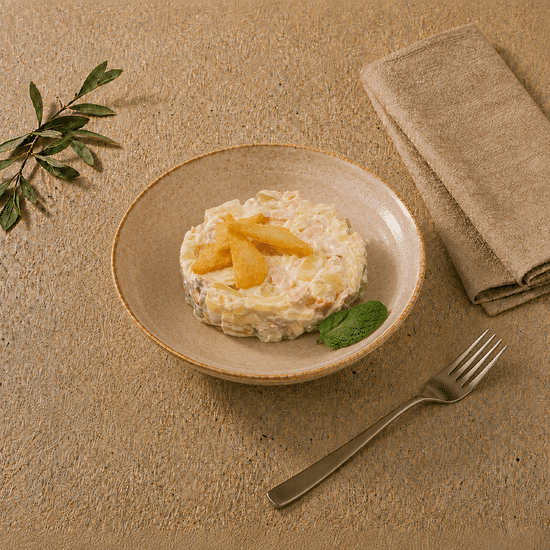 Салат с копченой курицей и ананасом