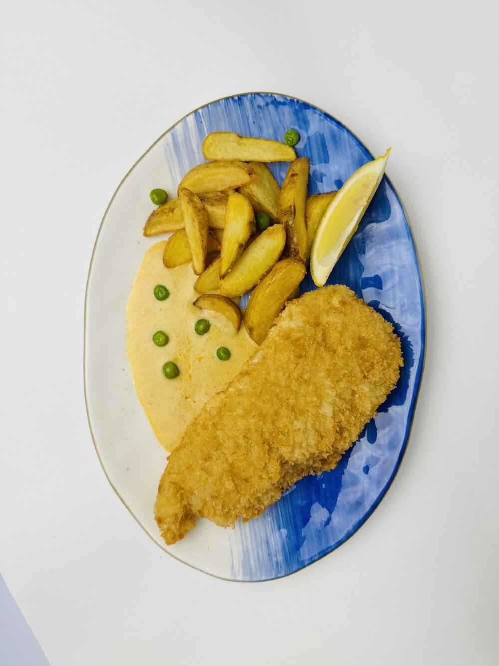 Двойной шницель из цыпленка, с картофелем по деревенский и соусом карри