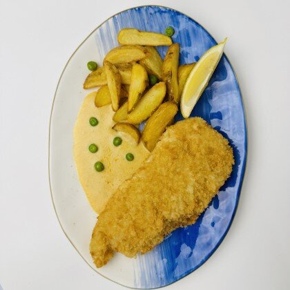 Двойной шницель из цыпленка, с картофелем по деревенский и соусом карри