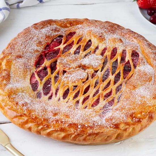 Пирог с вишней и клубникой закрытый