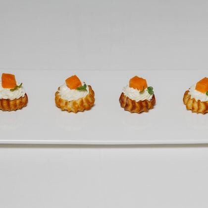 Профитроли с кремчизом и лососем