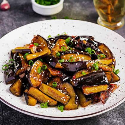 Жареные баклажаны в ароматном соусе с чесноком