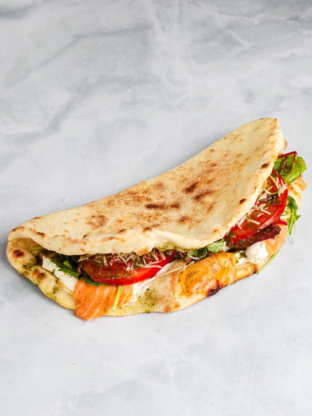 Гирос с лососем и соус песто