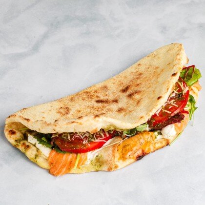 Гирос с лососем и соус песто