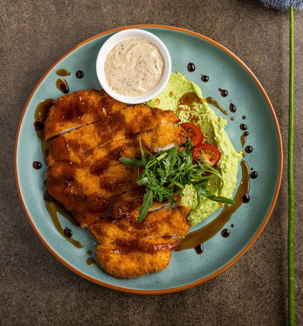 Хрустящий шницель из цыпленка с кремом из зеленого горошка и соусом тартар