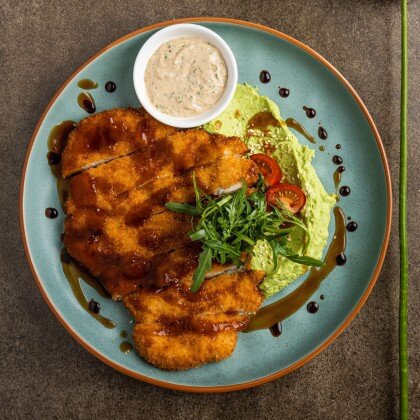 Хрустящий шницель из цыпленка с кремом из зеленого горошка и соусом тартар