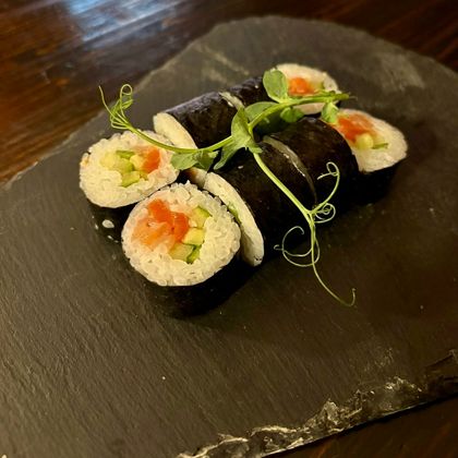 Маки с лососем и огурцом
