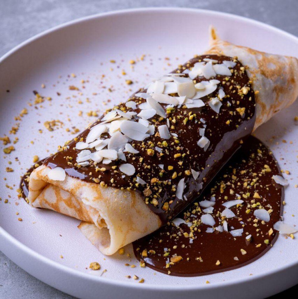 Блины с шоколадом и мороженым