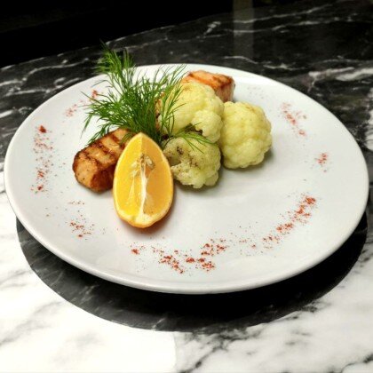 Стейк из лосося на гриле с цветной капустой