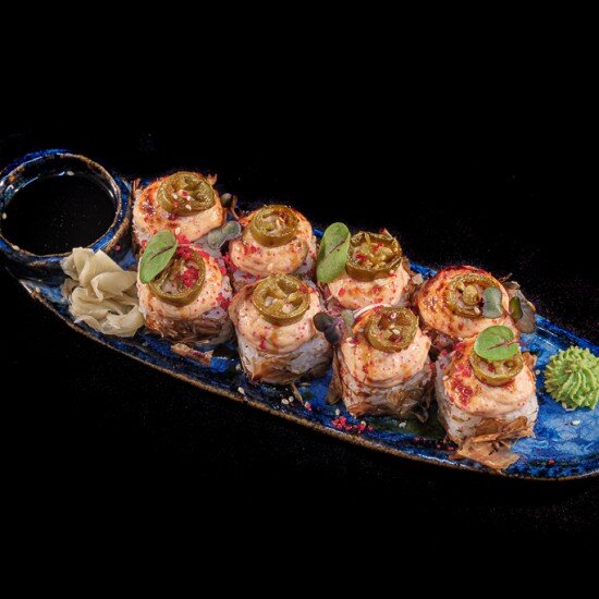 Запеченный ролл с лососем и халапеньо