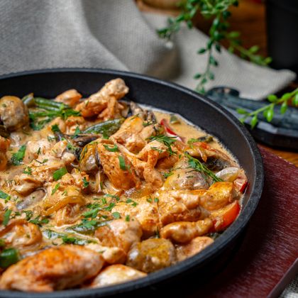 Сковородка с курицей в сливках