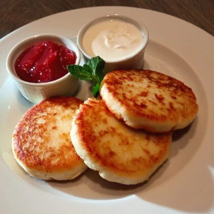 Сырники с джемом и сметаной