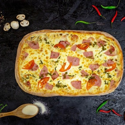 Острая курица с ветчиной полметра