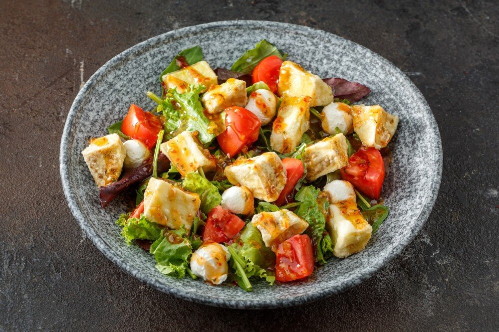 салат с запеченными баклажанами и овощами в кисло сладком соусе