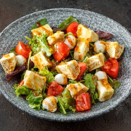 салат с запеченными баклажанами и овощами в кисло сладком соусе