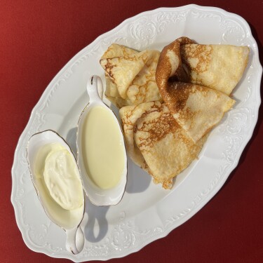 Блинчики со сгущенкой и сметаной