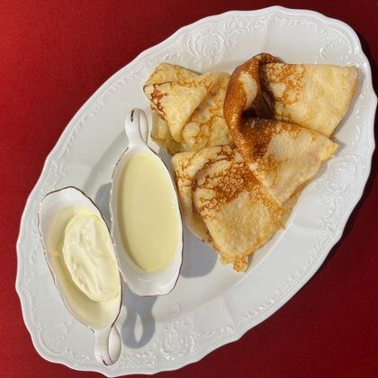 Блинчики со сгущенкой и сметаной