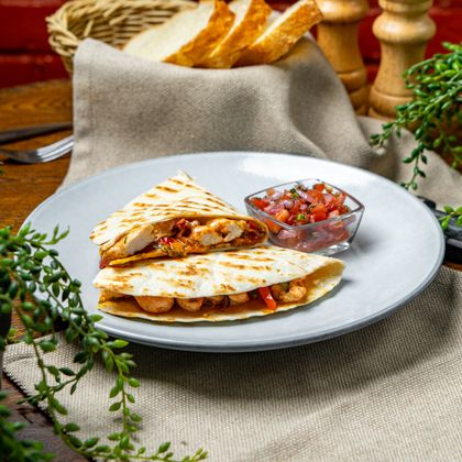 Кесадилья с курицей, беконом и сыром