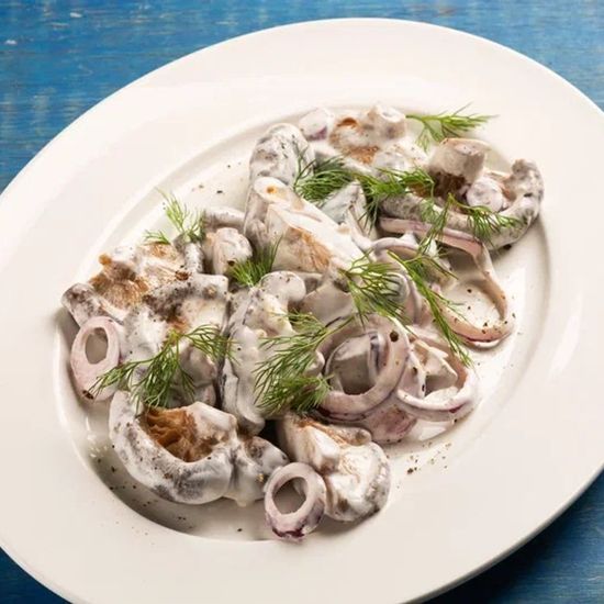 Маринованные грузди со сметаной, луком и чесноком