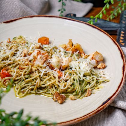 Спагетти с креветками и соусом песто