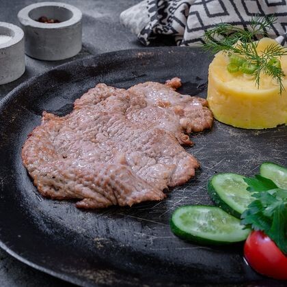 Отбивная из говяжьей вырезки с гарниром