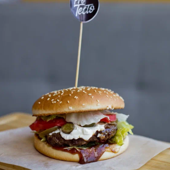 С говядиной и соусом BBQ