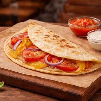 Омлет с томатами и перцем в тортилье