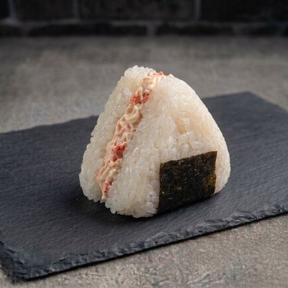 Онигири с крабом