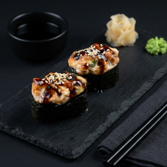 Суши Гункан с лососем