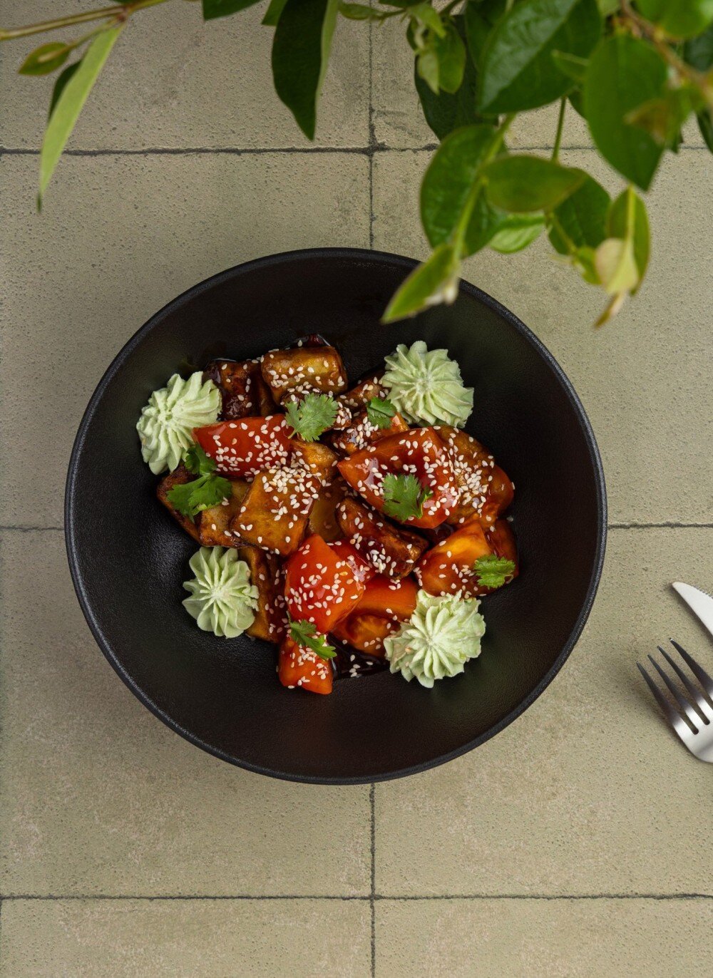 Тайский салат с хрустящими баклажанами