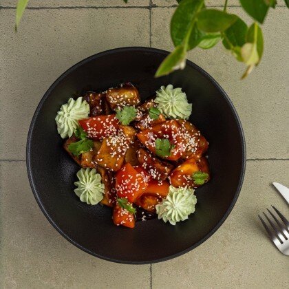 Тайский салат с хрустящими баклажанами