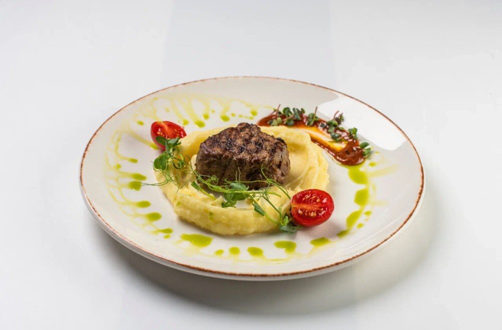 Медальоны из телятины с картофельным пюре