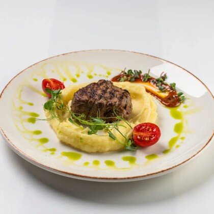 Медальоны из телятины с картофельным пюре