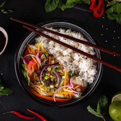 Тушенные овощи с белым рисом