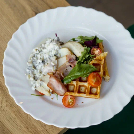 Вафли с курицей и беконом