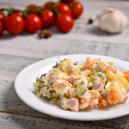 Салат «Оливье» с колбасой