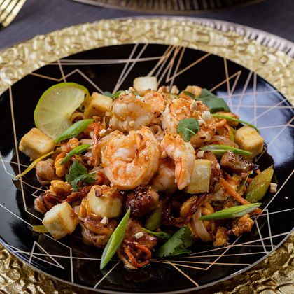 Пад тай с креветками и куриным бедром