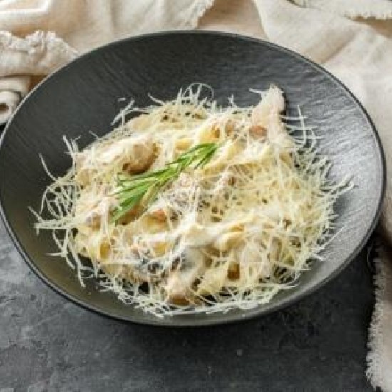 Фетучини с куриным филе с грибами с сливочном соусе