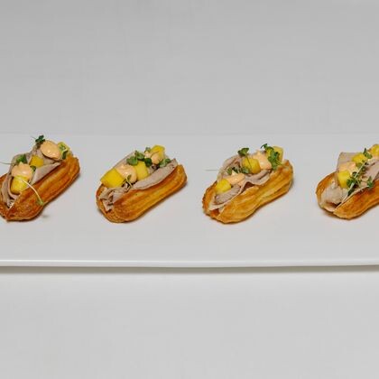 Эклеры с уткой и манго под соусом спайси