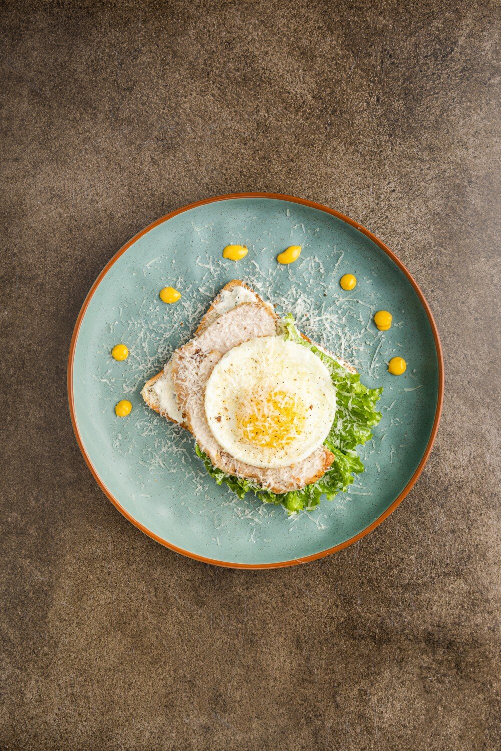 Завтрак с запеченной курочкой и жареным яйцом