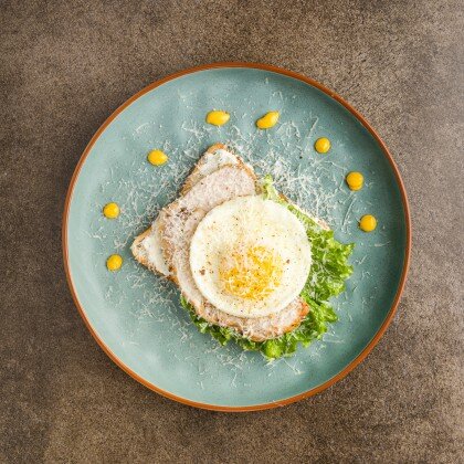 Завтрак с запеченной курочкой и жареным яйцом
