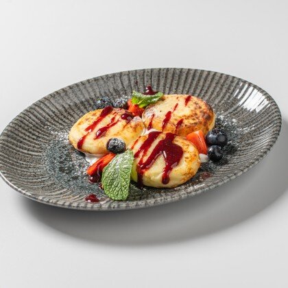 Сырники со сметаной и малиновым кули