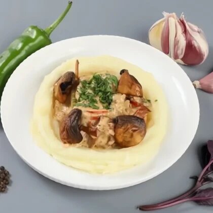 Бефстроганов куриный в сливочном соусе -
