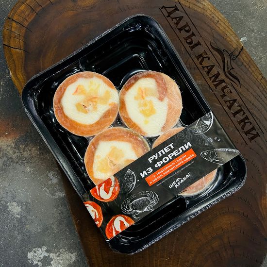 Рулет из форели с творожным сыром и мясом краба