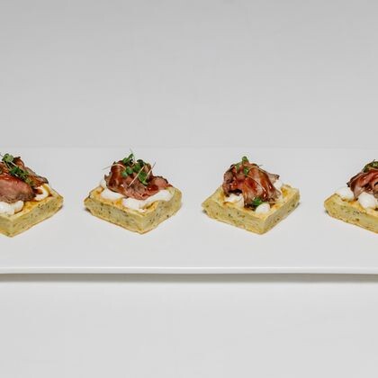 Тапас на картофельной вафле с ростбифом и пармезановым муссом